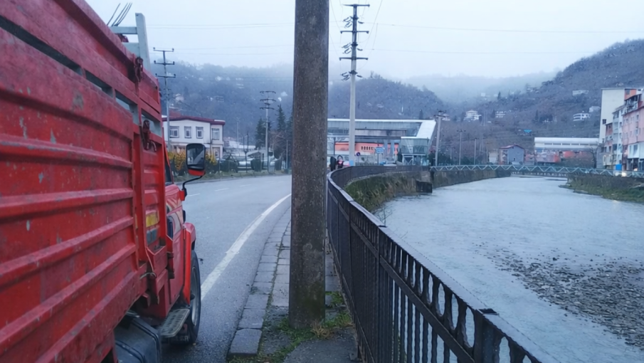 Kaldırım Üzerindeki Elektrik Direği Tepki Çekiyor